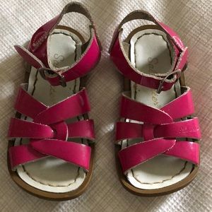 Toddler size 7 saltwater sandals patent fuchsia